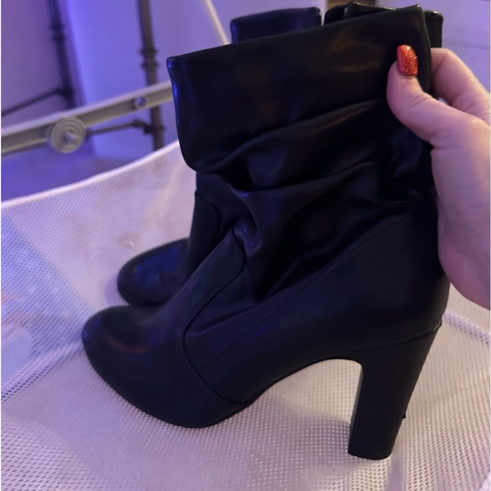 Lola Black shiny leather like zipper boots